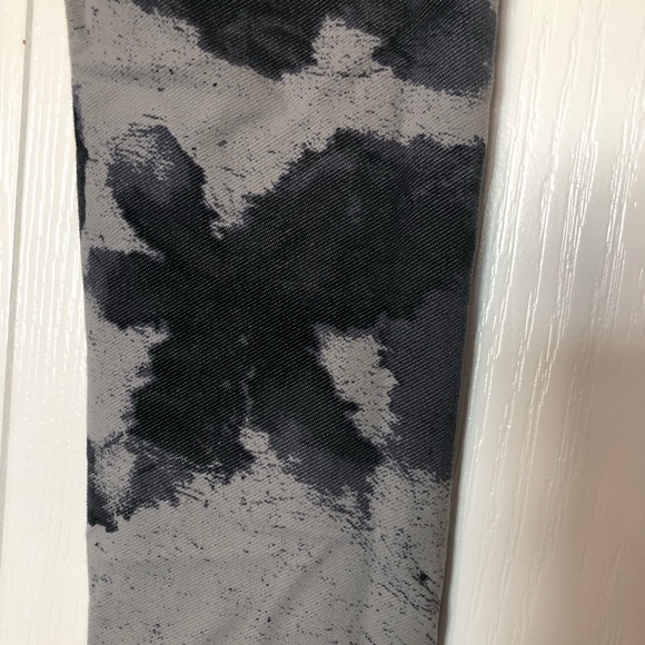 Lululemon Mid Rise Grey Pattern Leggings - Picture 3 of 6